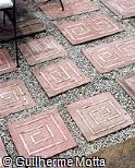 Quadrado de argamassa rosa com detalhe em espiral