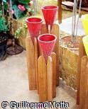 Conjunto de vasos cônicos em suportes de madeira