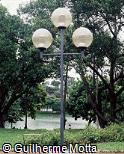 Poste de iluminação em aço com 3 globos de vidro